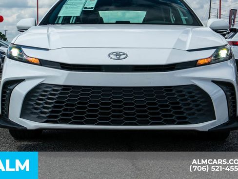Used 2025 Toyota Camry SE image 9