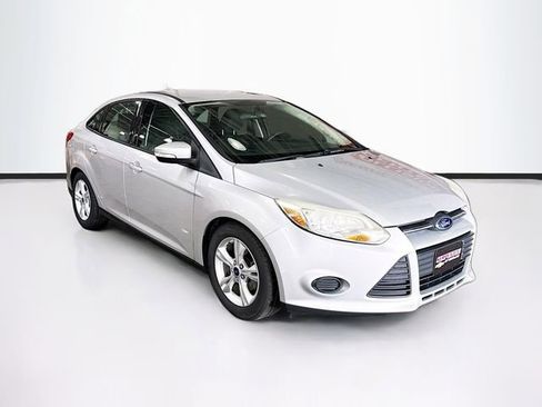 Used 2014 Ford Focus SE w/ SE Winter Package image 3