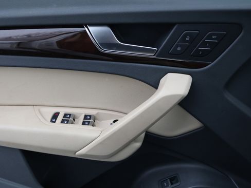 Used 2018 Audi Q5 2.0T Premium Plus w/ Premium Plus Package image 12