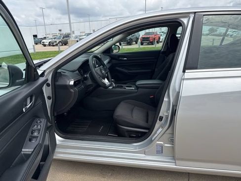 Used 2025 Nissan Altima 2.5 SV FWD image 16