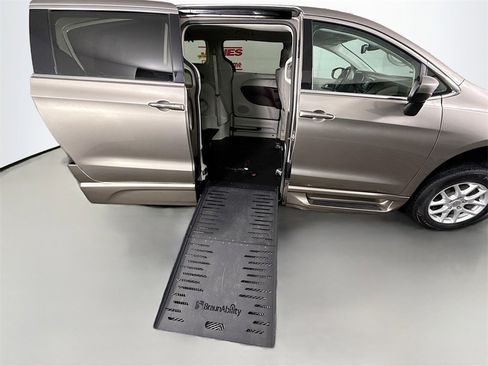 Used 2017 Chrysler Pacifica Touring Plus image 30