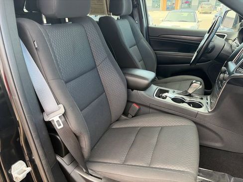 Used 2020 Jeep Grand Cherokee Laredo AWD/4WD image 37