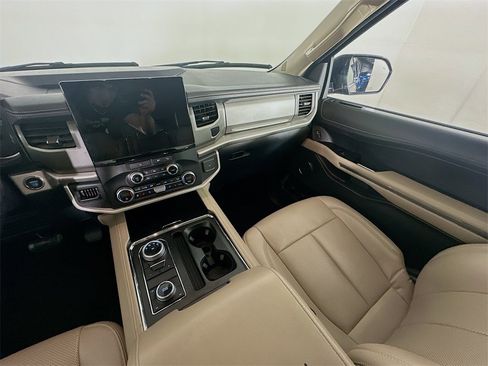 Used 2023 Ford Expedition Max XLT image 11