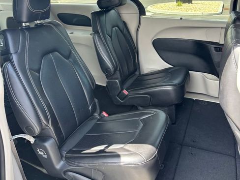 Used 2023 Chrysler Pacifica Touring-L FWD image 16