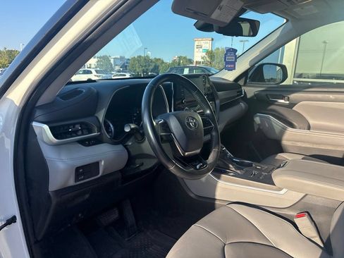Used 2020 Toyota Highlander XLE AWD/4WD image 10