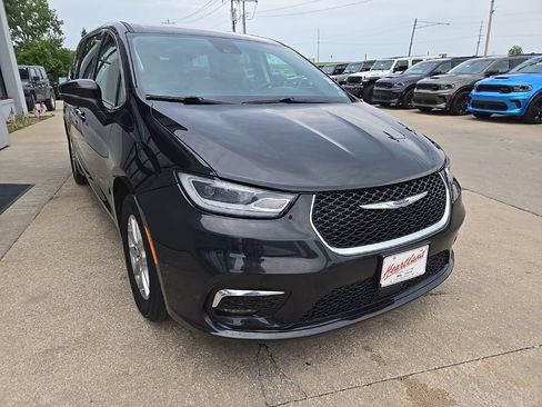 Used 2023 Chrysler Pacifica Touring-L FWD image 15