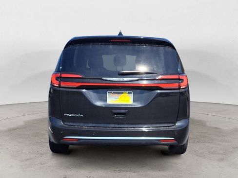 Used 2023 Chrysler Pacifica Touring-L FWD image 4