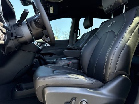 New 2026 Chrysler Pacifica Select image 14