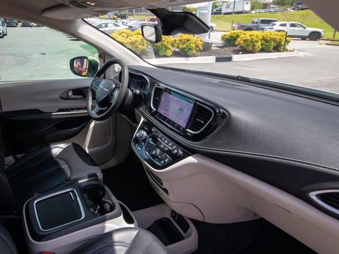 Used 2023 Chrysler Pacifica Touring-L FWD image 20
