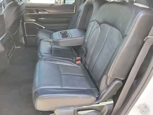 Used 2024 Jeep Wagoneer Series II w/ Flexible Seating Group AWD/4WD image 17