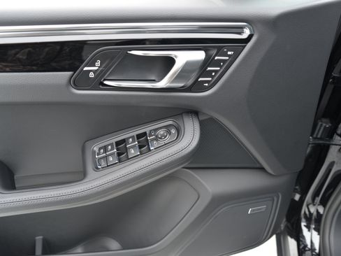 Certified 2026 Porsche Macan AWD/4WD image 29