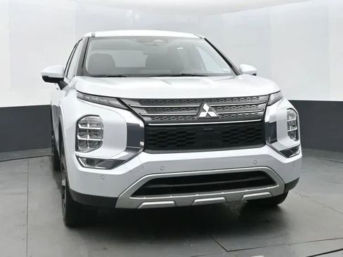 Used 2024 Mitsubishi Outlander FWD image 3