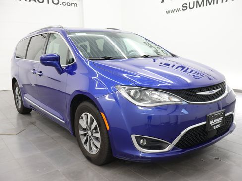Used 2020 Chrysler Pacifica Touring-L Plus FWD image 2