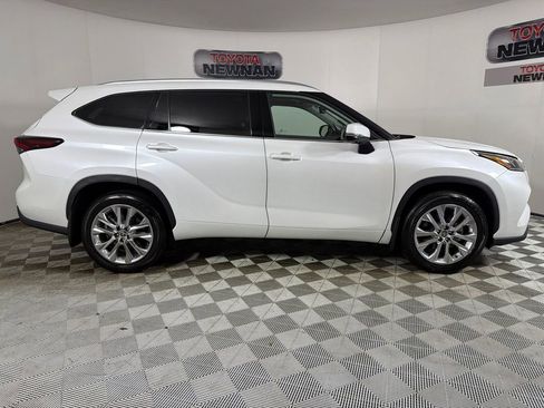 Used 2024 Toyota Highlander Limited FWD image 3