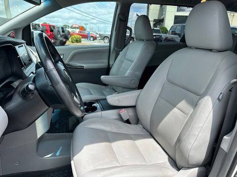 Used 2017 Toyota Sienna XLE w/ XLE Navigation Package FWD image 30