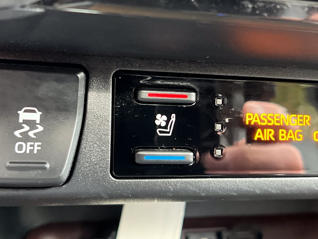 Used 2020 Toyota RAV4 Limited AWD/4WD image 30