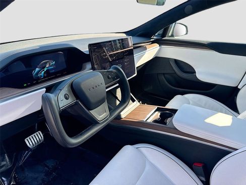 Used 2022 Tesla Model S Plaid image 9
