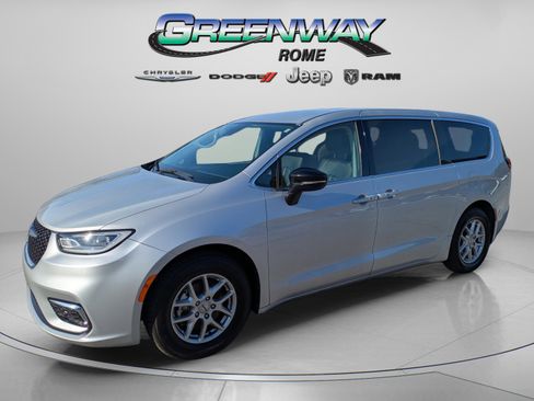 Used 2024 Chrysler Pacifica Touring-L image 4