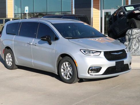 New 2026 Chrysler Pacifica Select FWD image 1
