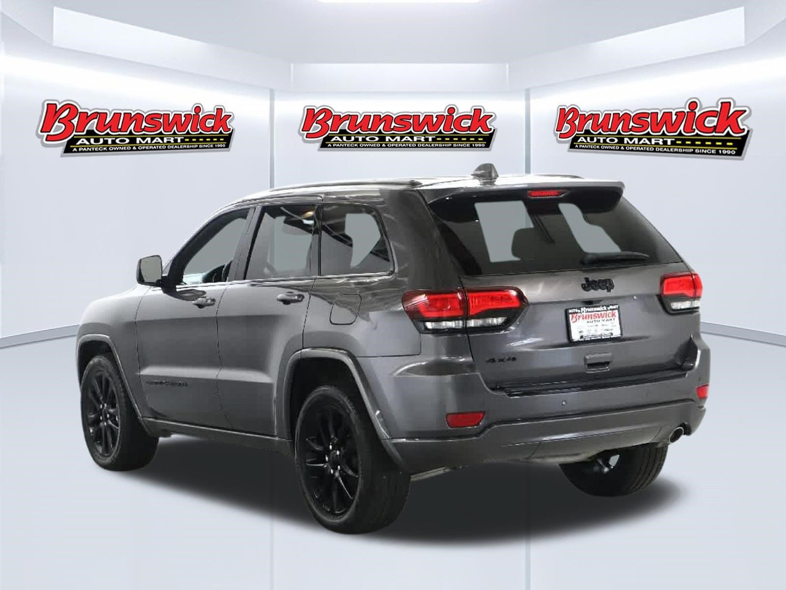 Used 2018 Jeep Grand Cherokee Altitude AWD/4WD image 39