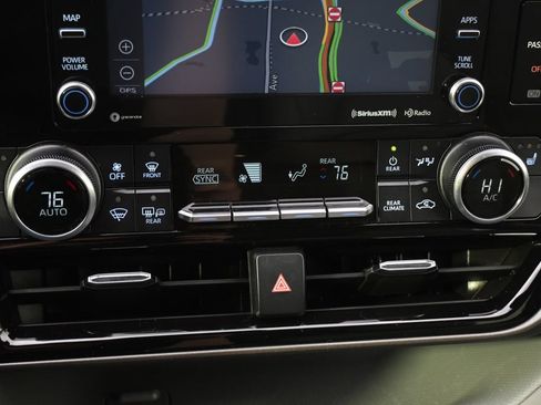 Used 2021 Toyota Highlander XLE AWD/4WD image 32