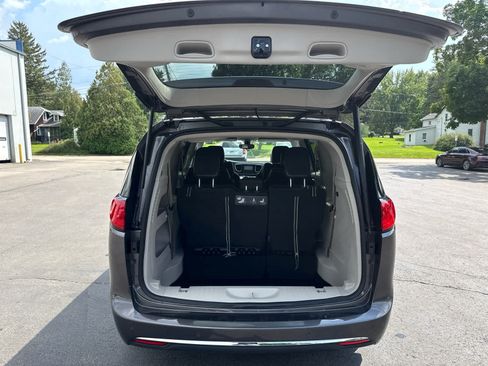 Used 2018 Chrysler Pacifica Touring-L Plus FWD image 18