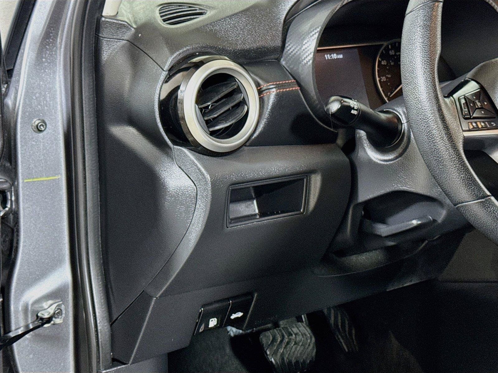 Used 2025 Nissan Versa SR FWD image 8