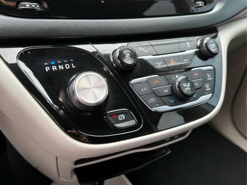 Used 2017 Chrysler Pacifica Touring-L FWD image 26
