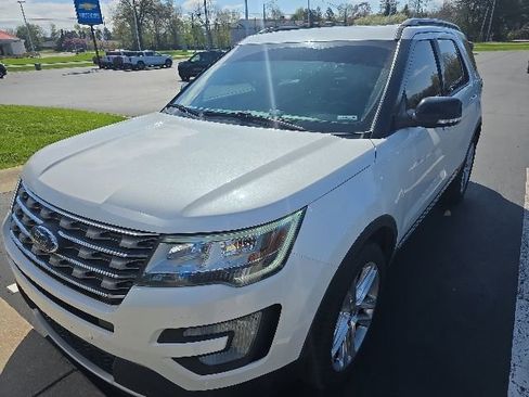 Used 2017 Ford Explorer XLT w/ XLT Technology Feature Bundle AWD/4WD image 2