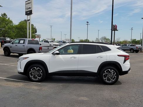 Used 2025 Chevrolet Trax LT w/ Sunroof Package image 3