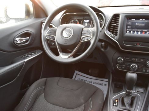 Used 2019 Jeep Cherokee Latitude w/ Popular Appearance Group FWD image 14