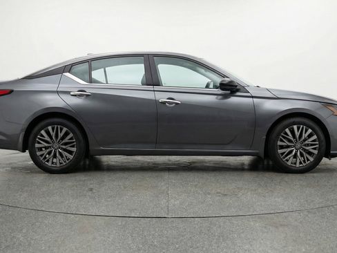 Used 2025 Nissan Altima 2.5 SV FWD image 11