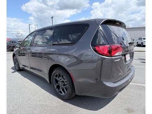 Used 2020 Chrysler Pacifica Touring w/ S Appearance Package image 7