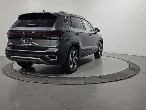 Used 2025 Volkswagen Taos SE w/ Panoramic Sunroof Package AWD/4WD image 7