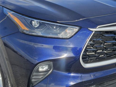 Used 2023 Toyota Highlander LE image 6