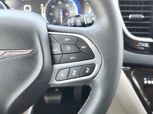 Used 2023 Chrysler Pacifica Touring-L FWD image 30