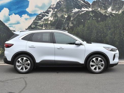 Used 2025 Ford Escape Platinum AWD/4WD image 2