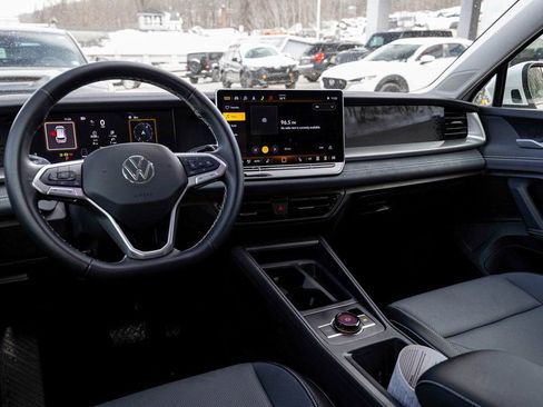 Used 2025 Volkswagen Tiguan SE image 17