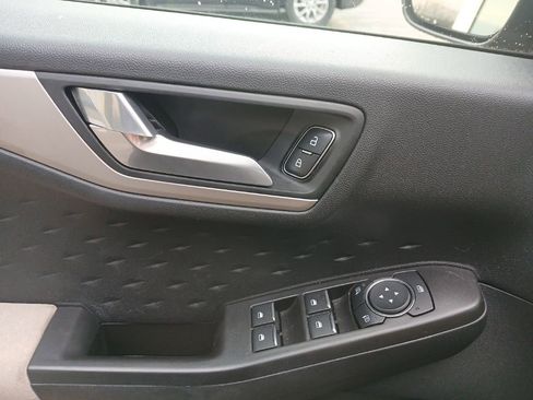 Used 2020 Ford Escape SE image 13