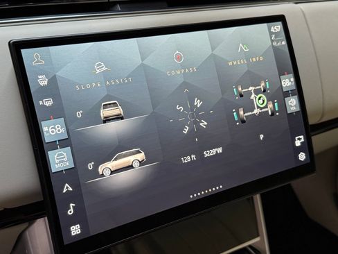 Used 2024 Land Rover Range Rover Long Wheelbase SE image 32