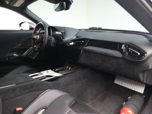 Certified 2025 Ferrari 12Cilindri image 14