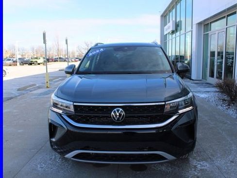 Used 2024 Volkswagen Taos SE image 2