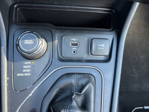 Used 2019 Jeep Cherokee Latitude Plus w/ Cold Weather Group AWD/4WD image 18