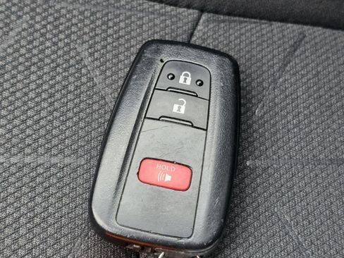 Used 2021 Toyota RAV4 XLE image 32