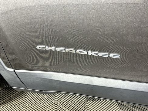 Used 2014 Jeep Cherokee Latitude w/ Comfort/Convenience Group image 28