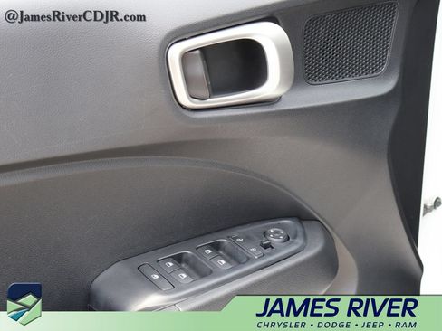 Used 2025 Hyundai Venue SEL FWD image 23