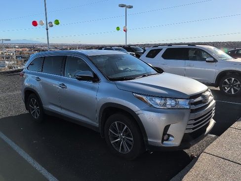 Used 2019 Toyota Highlander XLE image 2