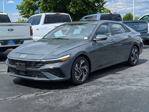 Used 2025 Hyundai Elantra Limited FWD image 11