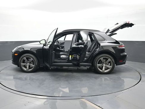 Certified 2025 Porsche Macan AWD/4WD image 30