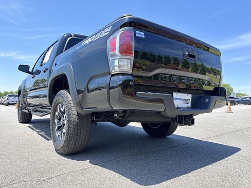 Used 2023 Toyota Tacoma TRD Off-Road w/ Technology Package AWD/4WD image 8